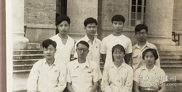 老照片:福州-福建師范學院,數學系,1962年7月1日,“迎著朝霞,展翅高飛”-蔡乃永(泉州師范學院副院長)、伍天寶、何為、劉藕業(福州大學軟件教研室)、陳瑞袁、相美玉(贈)李淑英書記。有背題。--校簡史:前身1907年陳寶琛創辦福建優級師范學堂。1953年華南女子文理學院、福建協和大學、福建省立師范專科學校等合并成立福建師范學院。1972年易名福建師范大學。