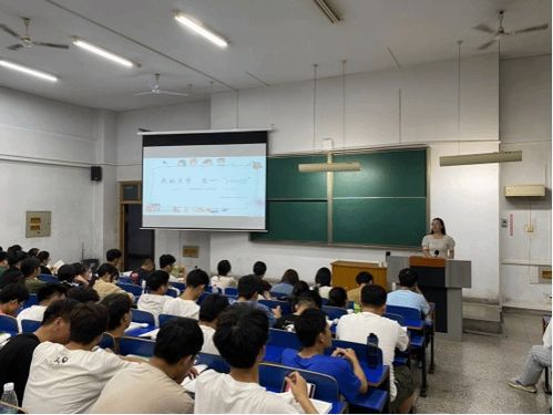 軟件學院召開2023級本科生 我的大學,不一 young 主題班會